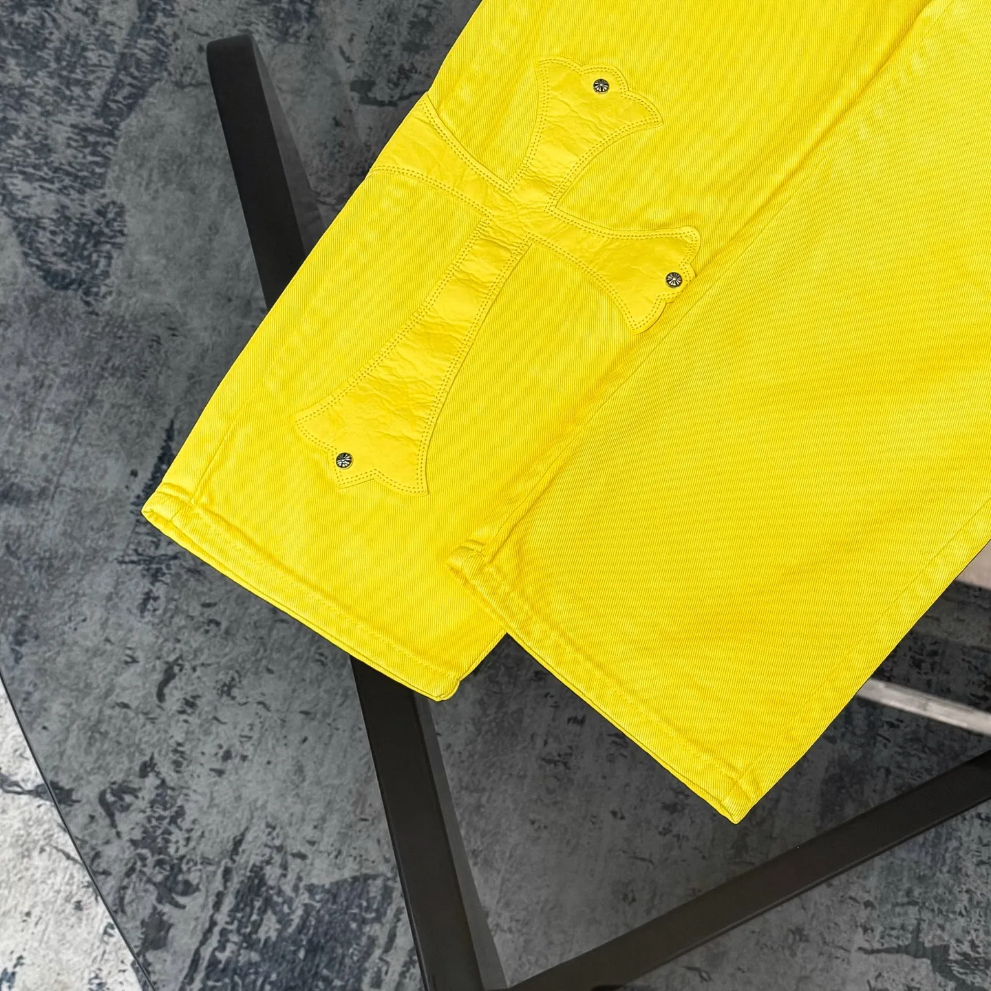 P280 Chrome hearts CH Fan Chengcheng's same style New York limited large leather label dopamine yellow jeans Special Italian cowhide printed and cut Customized sheepskin three-layer thick thread leather The whole body is spliced in heavy water washing craftsman's hand-splashed ink You can see the details Three-dimensional cutting version Loose and comfortable, not picky about the figure Make you taller and slimmer Factory Seiko Original quality control Same style for men and women Can be matched with couples Versatile recommendation Necessary jeans for all seasons Color: lemon yellow Size: s m l xl